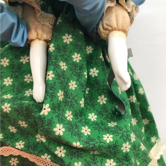 PORCELAIN AND CLOTH CHINA DOLL - Picture 5 of 8